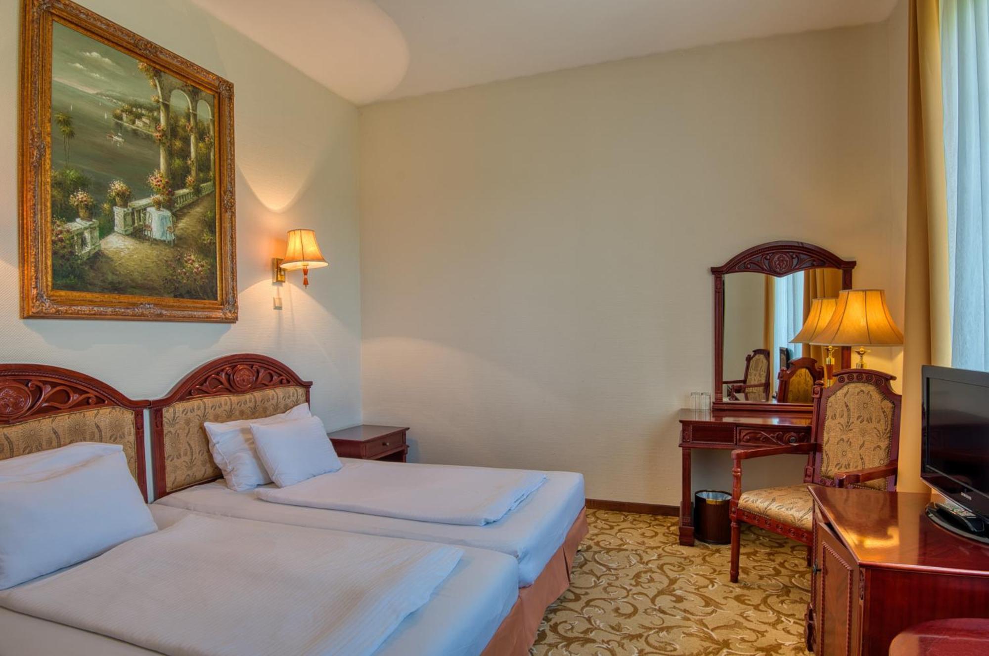 Hotel Bellevue Эстергом Экстерьер фото