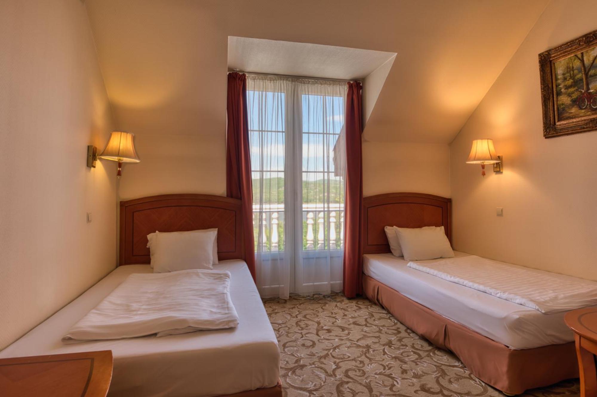 Hotel Bellevue Эстергом Экстерьер фото