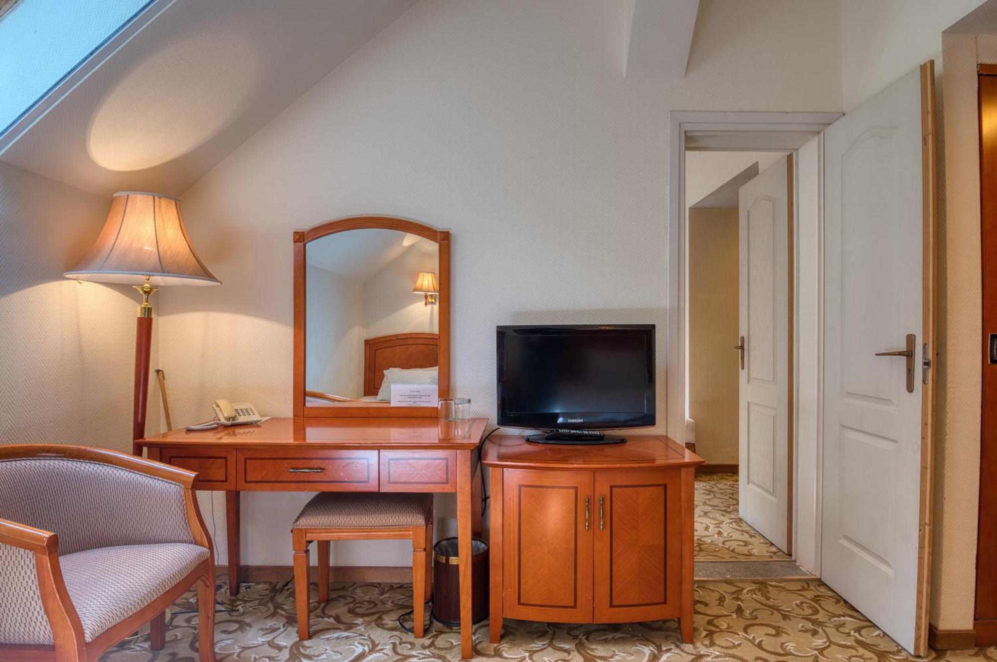 Hotel Bellevue Эстергом Экстерьер фото